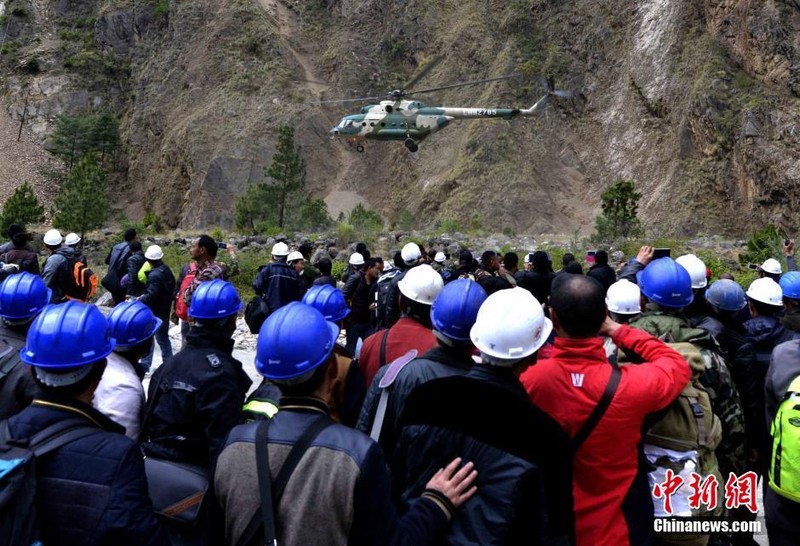 Truc thang Mi-171E TQ vao Nepal cuu ho nan nhan dong dat-Hinh-10