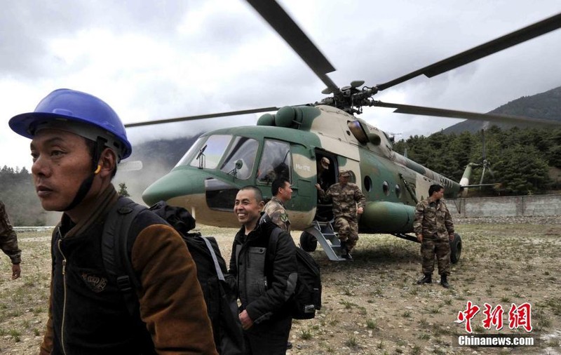 Truc thang Mi-171E TQ vao Nepal cuu ho nan nhan dong dat-Hinh-11
