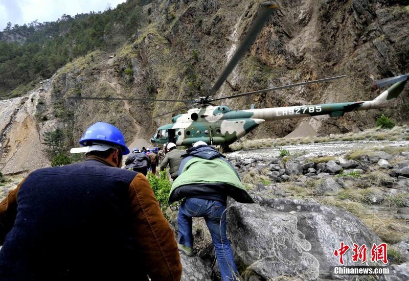 Truc thang Mi-171E TQ vao Nepal cuu ho nan nhan dong dat-Hinh-5