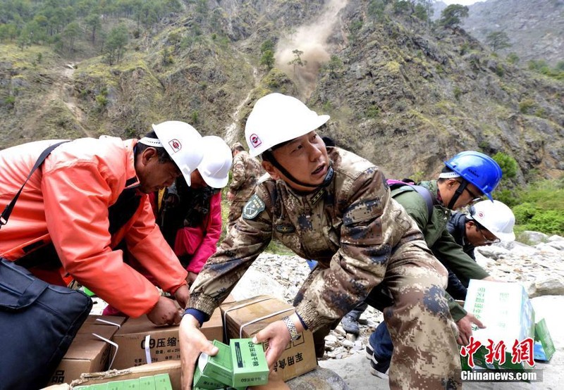 Truc thang Mi-171E TQ vao Nepal cuu ho nan nhan dong dat-Hinh-7