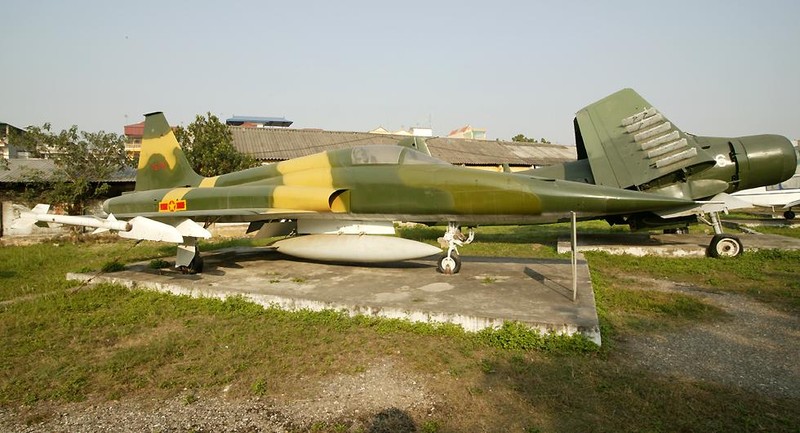 Bat mi chuyen Viet Nam “do” tiem kich F-5E My-Hinh-2