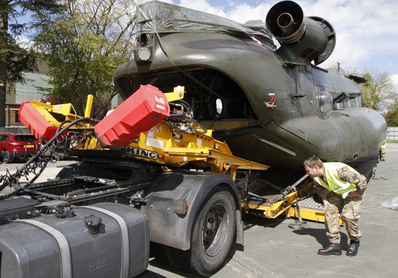 Can canh may bay van tai An-124 Ukraine “nuot” truc thang Anh-Hinh-11