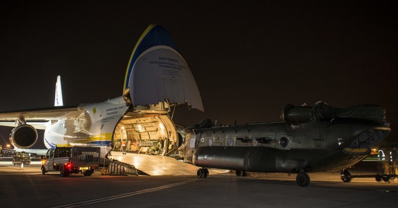 Can canh may bay van tai An-124 Ukraine “nuot” truc thang Anh-Hinh-13