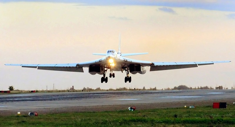 Mua them may bay Tu-160 bien Khong quan Nga thanh 