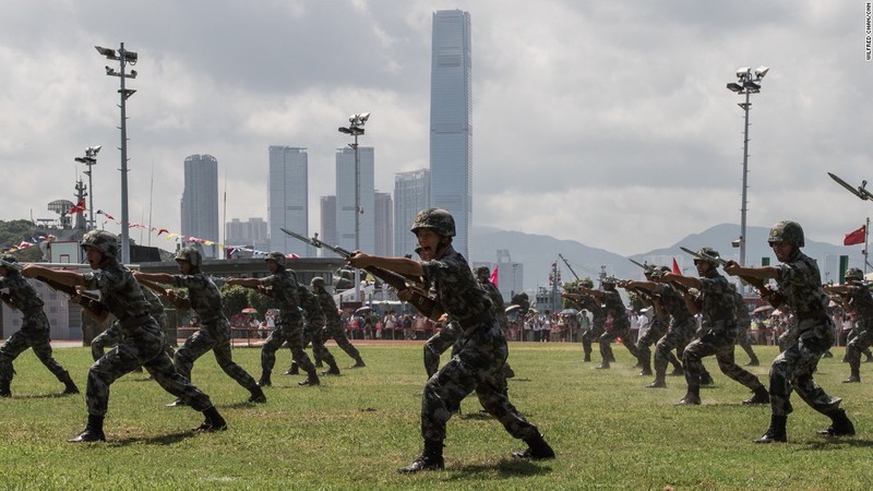 Trung Quoc dieu binh, khoe vu khi ram ro o Hong Kong-Hinh-4