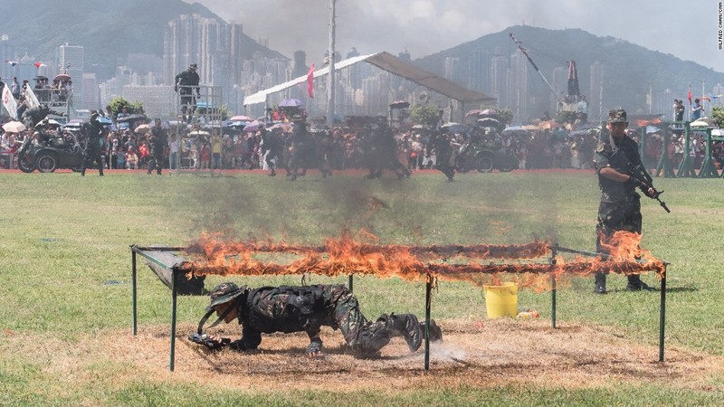 Trung Quoc dieu binh, khoe vu khi ram ro o Hong Kong-Hinh-5