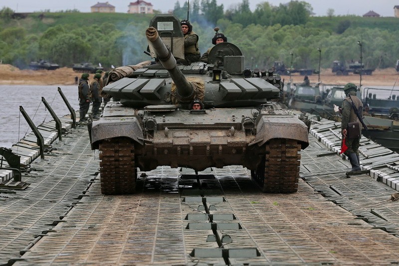 Muc kich xe tang T-72B3 cua Nga vuot song danh dich-Hinh-12