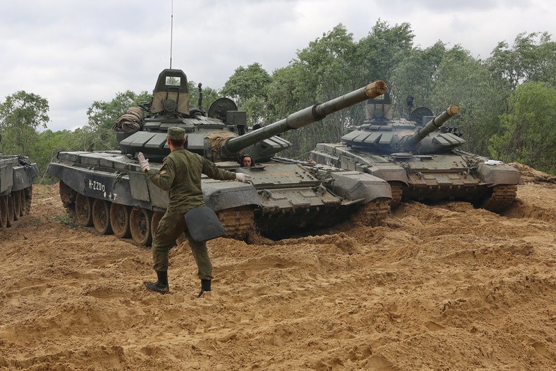 Muc kich xe tang T-72B3 cua Nga vuot song danh dich-Hinh-14