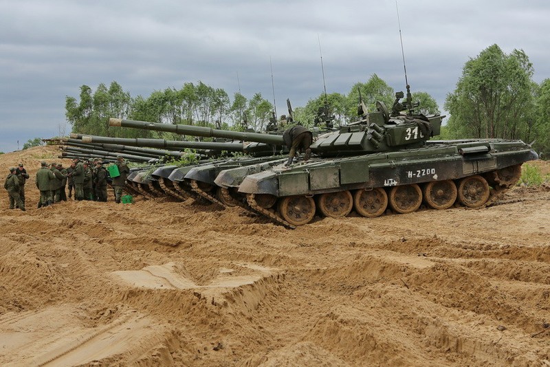 Muc kich xe tang T-72B3 cua Nga vuot song danh dich-Hinh-17