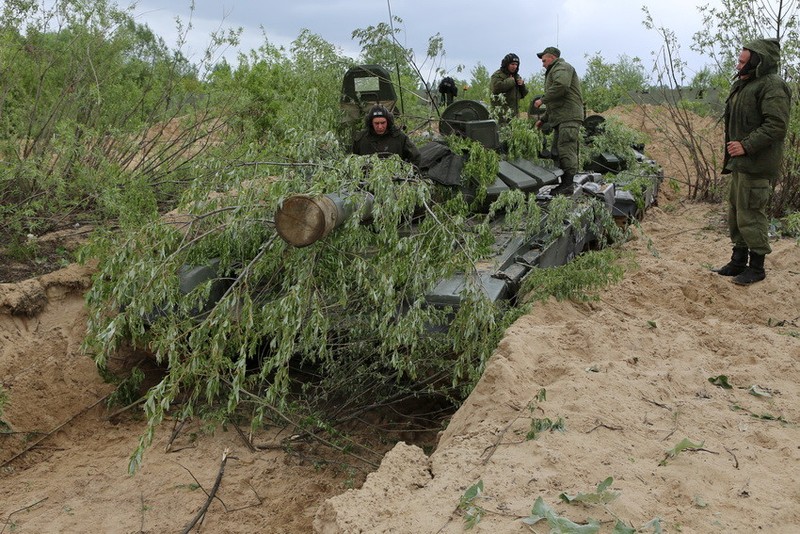 Muc kich xe tang T-72B3 cua Nga vuot song danh dich-Hinh-4