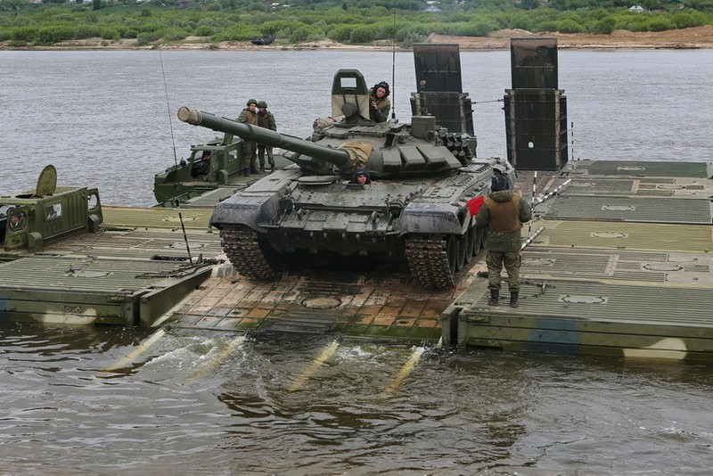 Muc kich xe tang T-72B3 cua Nga vuot song danh dich-Hinh-6