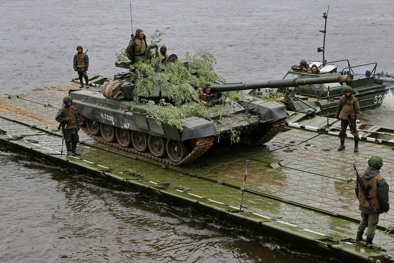Muc kich xe tang T-72B3 cua Nga vuot song danh dich-Hinh-9