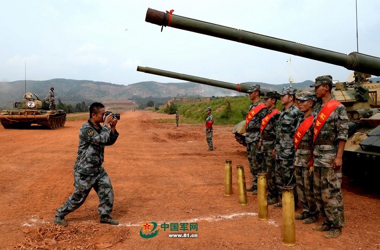 Trung Quoc tung anh tang Type 59D na dan hoanh trang-Hinh-10