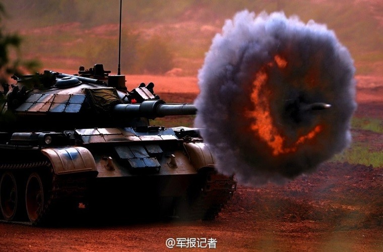Trung Quoc tung anh tang Type 59D na dan hoanh trang