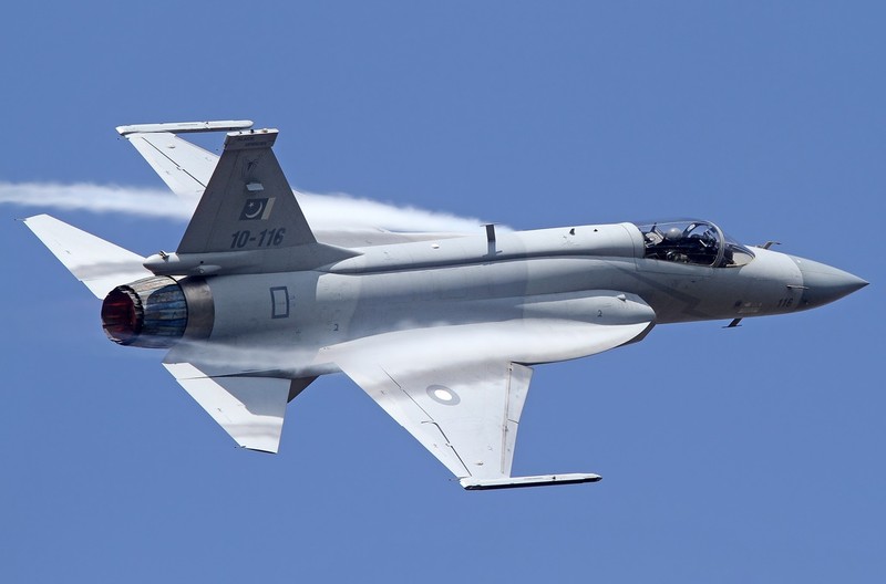 Tiem kich sieu re JF-17 Trung Quoc mat khach sop