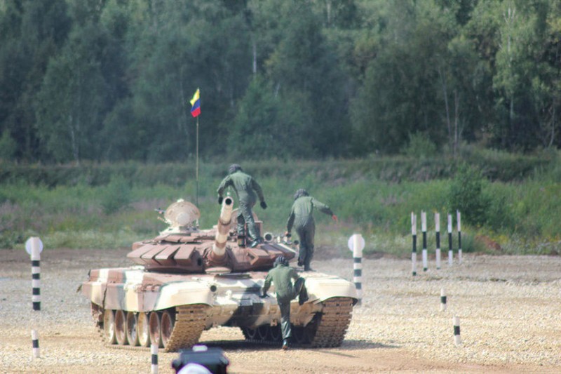 Xe tang T-72B3 chay dua bi 