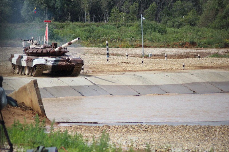 Xe tang T-72B3 chay dua bi 