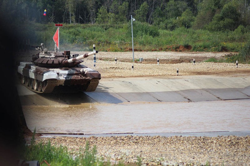 Xe tang T-72B3 chay dua bi 