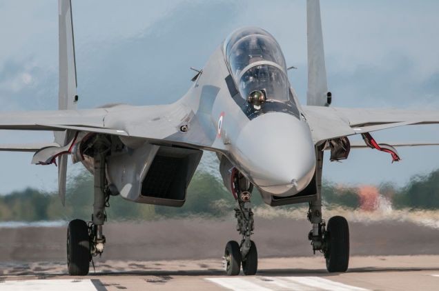 Chien dau co Su-30MKI “lam thit” de dang sieu co Typhoon-Hinh-12