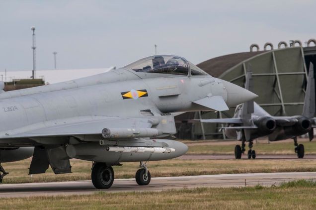 Chien dau co Su-30MKI “lam thit” de dang sieu co Typhoon-Hinh-13