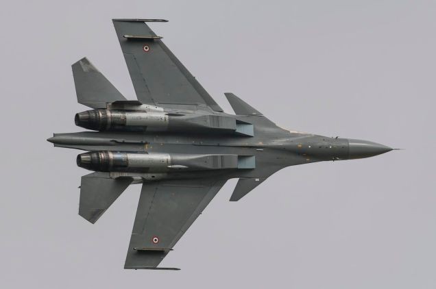 Chien dau co Su-30MKI “lam thit” de dang sieu co Typhoon-Hinh-14