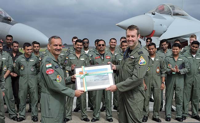 Chien dau co Su-30MKI “lam thit” de dang sieu co Typhoon-Hinh-16