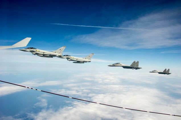 Chien dau co Su-30MKI “lam thit” de dang sieu co Typhoon-Hinh-3