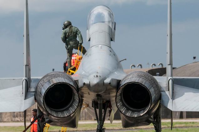 Chien dau co Su-30MKI “lam thit” de dang sieu co Typhoon-Hinh-4