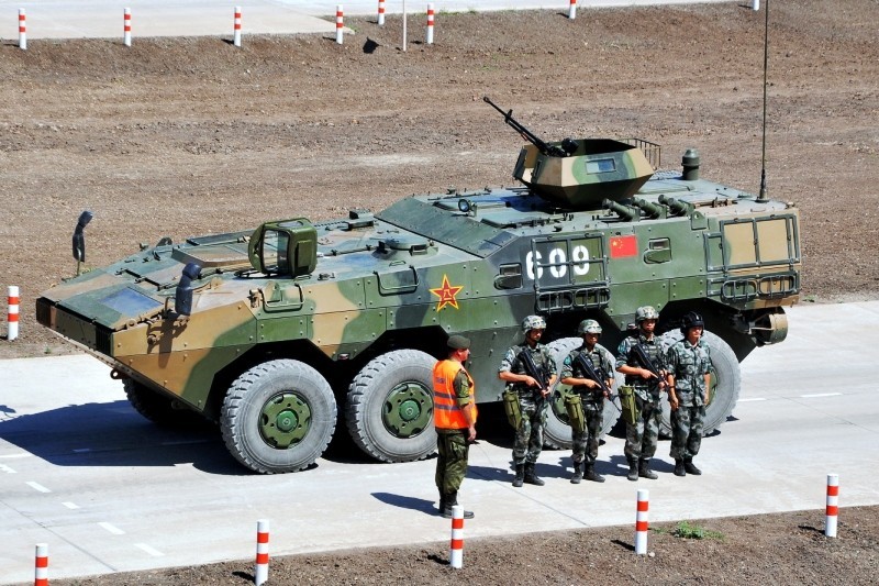 Xe thiet giap BTR-80 Nga do suc ZBL-09 Trung Quoc-Hinh-6