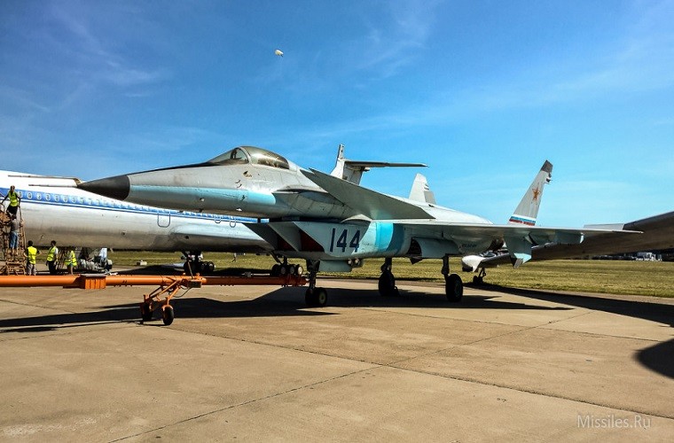 Can canh tiem kich tang hinh MiG 1.44 tai MAKS 2015-Hinh-4
