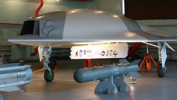Tiet lo tinh nang ban dau UAV Nga co the diet F-22-Hinh-3