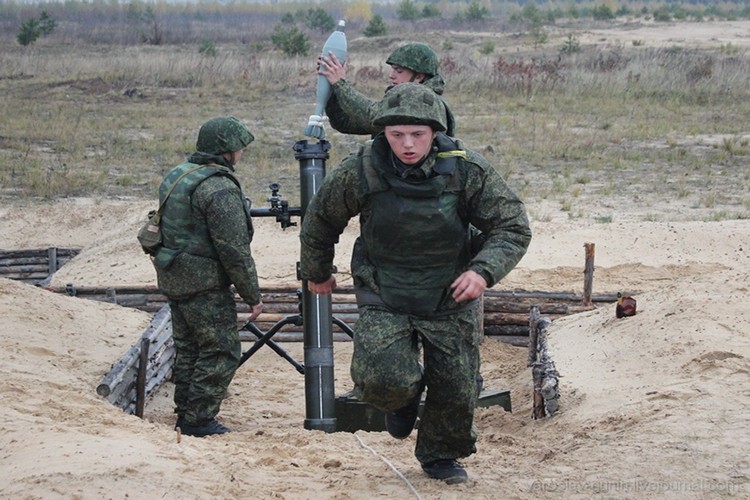 Muc kich linh Nga luyen ban sung coi hang nang 120mm-Hinh-2