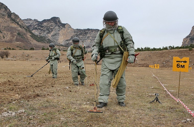 Ngam suong mat trang bi ra pha bom cua linh Cong binh Nga-Hinh-3