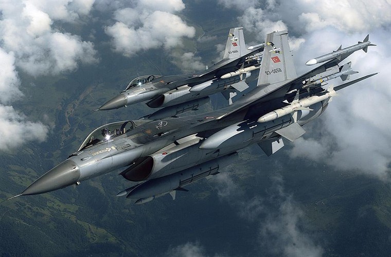 Mo xe tiem kich F-16 TNK ban ha may bay Su-24 Nga-Hinh-12