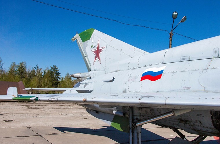 Ngac nhien dan tiem kich MiG-21 moi cong tai nha may Sokol-Hinh-3