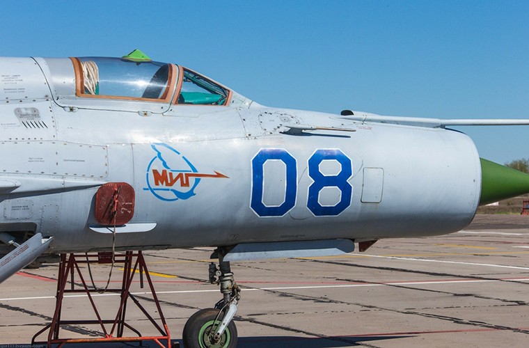 Ngac nhien dan tiem kich MiG-21 moi cong tai nha may Sokol-Hinh-5