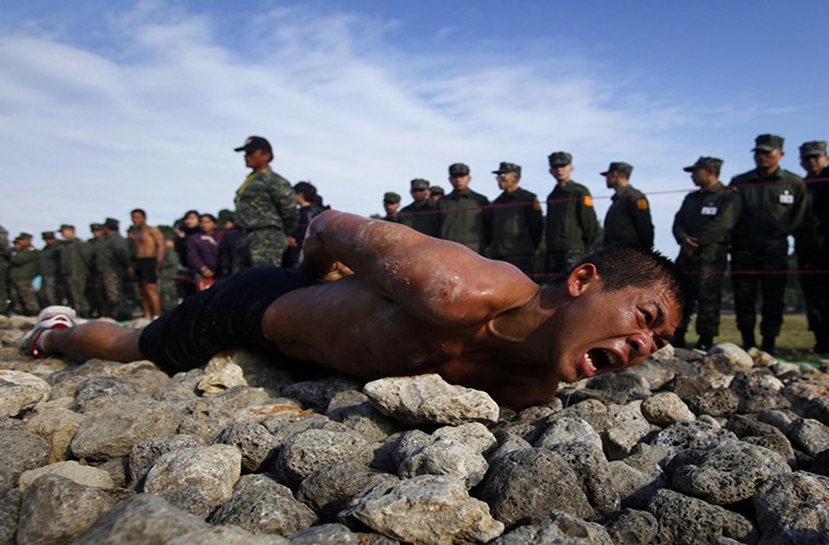 Lanh nguoi cac khoa huan luyen binh si khac nghiet nhat the gioi-Hinh-12