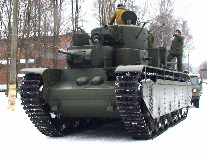 Điểm đến tiếp theo là xe tăng T-35, một trong những chiếc xe tăng có thiết kế khá độc đáo trong lịch sử. Sản phẩm này sở hữu những kiểu dáng khác lạ và sức mạnh cực đại trong nhiệm vụ bảo vệ mặt trận. Đừng bỏ lỡ cơ hội biết thêm về nó.