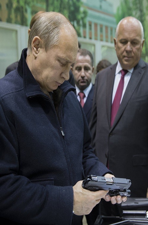 Vu khi trong tay Tong thong Nga Vladimir Putin-Hinh-4