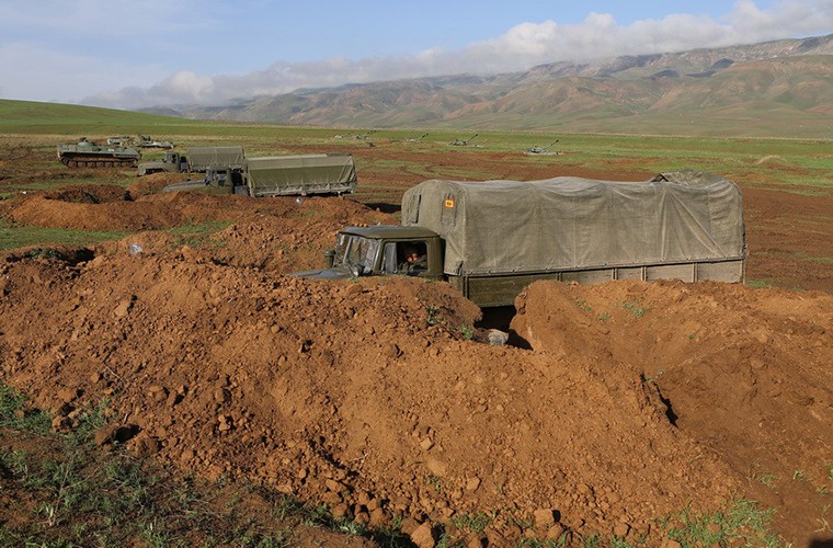 Ngac nhien dan vu khi tap tran chong khung bo Nga-Tajikistan-Hinh-2