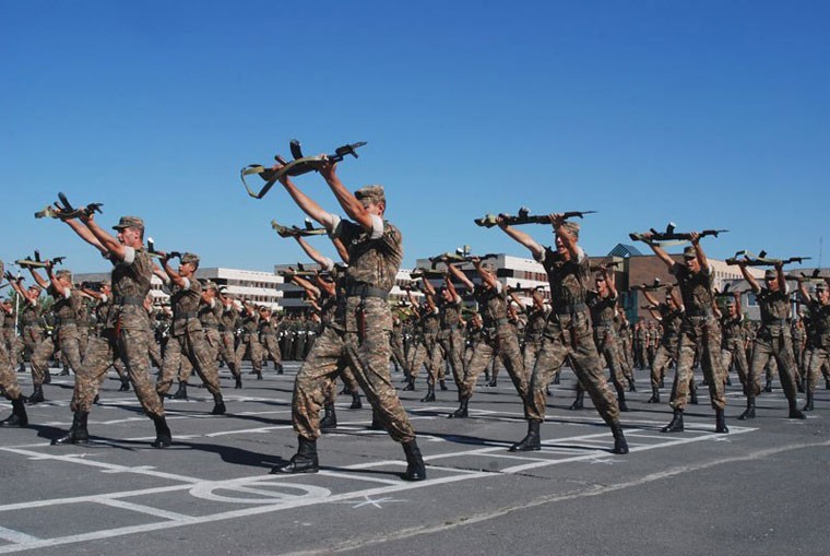 Suc manh Quan doi Armenia va Azerbaijan: Ai hon ai?