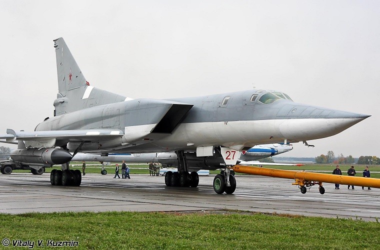 Trung Quoc bat luc khong mua noi may bay nem bom Tu-22M-Hinh-8