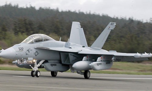 Them 4 may bay EA-18G toi 