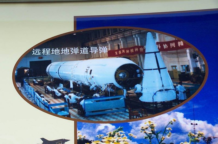 Anh: Trung Quoc nang cap ten lua dan dao DF-5 gia nua-Hinh-3
