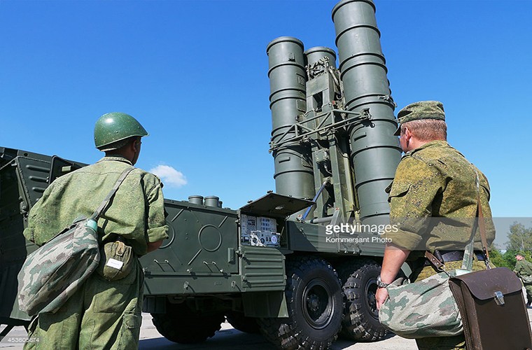 Ten lua S-400 toi Crimea, may bay NATO 