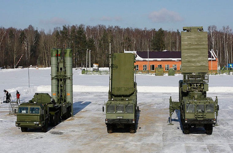 Ten lua S-400 toi Crimea, may bay NATO 