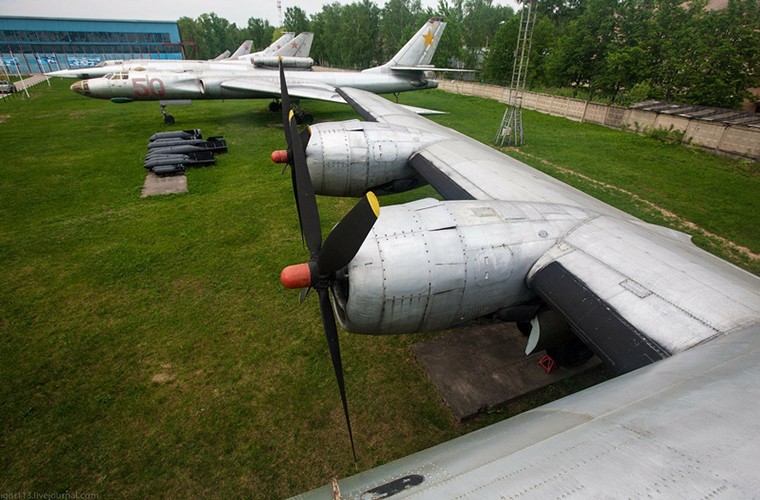 Soi noi that may bay nem bom Tu-4 cuoi cung cua Nga-Hinh-19