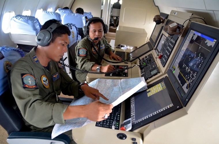 Indonesia tu nang cap may bay CN-235 de...tac chien dien tu-Hinh-4