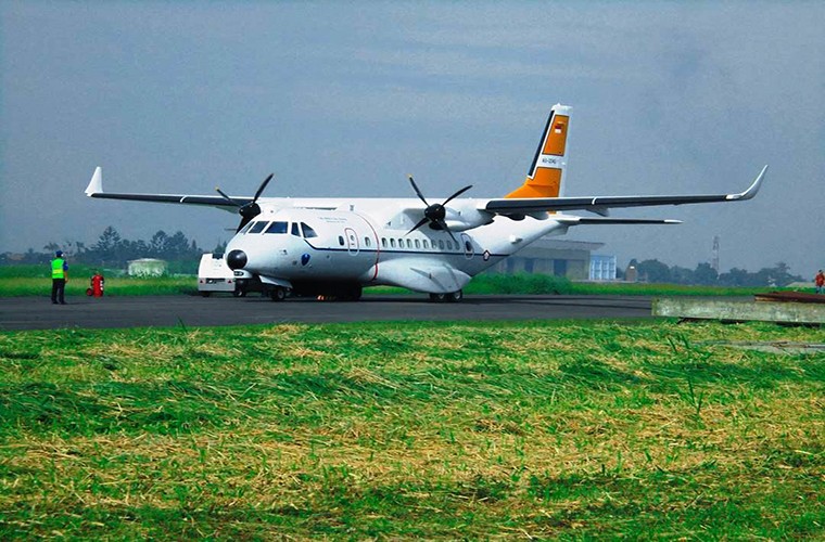 Indonesia tu nang cap may bay CN-235 de...tac chien dien tu-Hinh-6