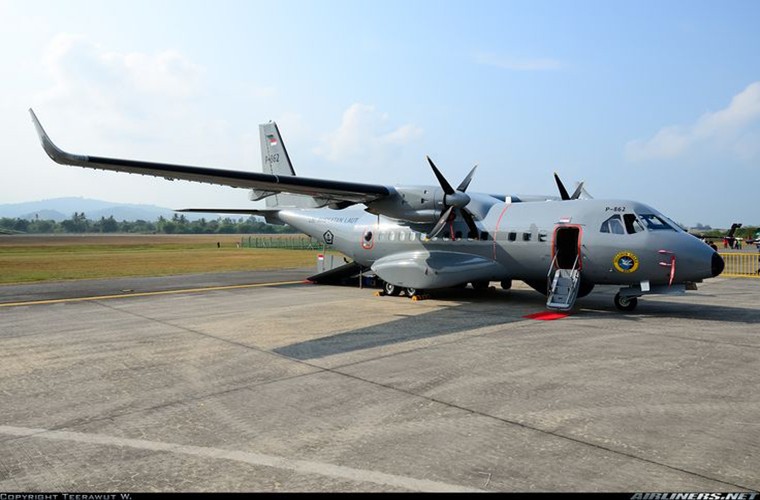 Indonesia tu nang cap may bay CN-235 de...tac chien dien tu-Hinh-7